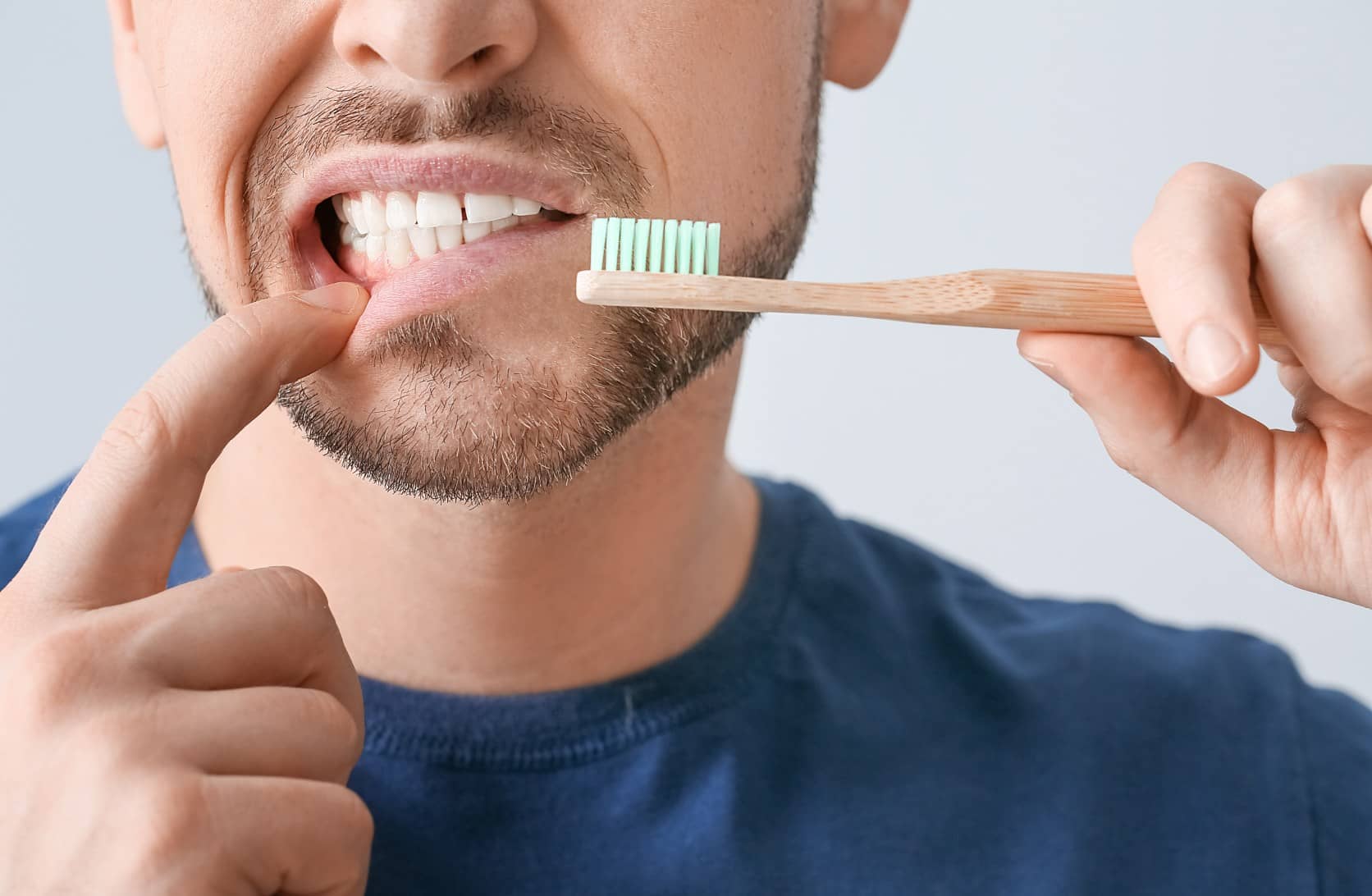 Quels sont les risques d’un brossage des dents trop fréquent ? | Dr Sorbol | Lyon